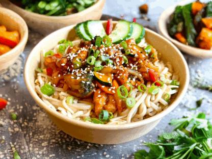655. Riisinuudlid värskete köögiviljadega ja krevetid teriyaki kastmes.